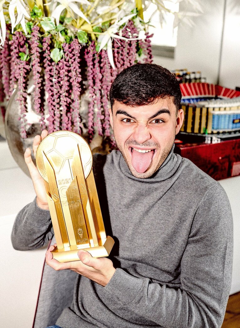 バルセロナの自宅キッチンで撮影に応じるペドリ。私服だと、どこにでもいる若者にしか見えない　photograph by L’Équipe