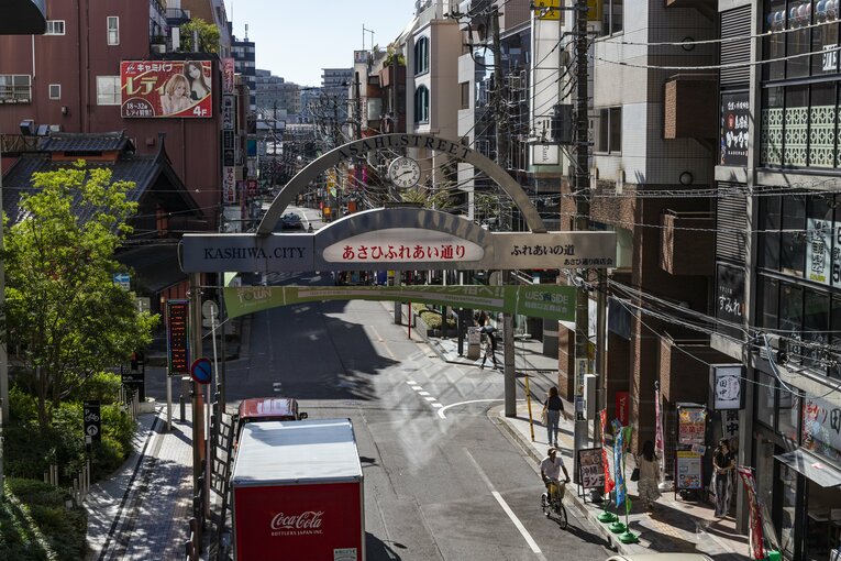 柏駅西口の商店街を抜けていく