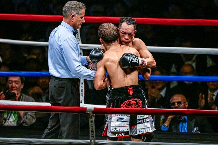 12回、抱擁をかわす両者　©Takuya Sugiyama