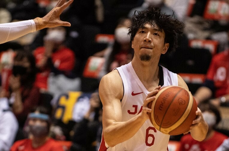 2021年の中国との親善試合ではトム・ホーバスHCから「気持ちが見えない」と叱責された比江島慎（34歳）。それでもその後の活躍で評価を覆して見せた　©JIJI PRESS