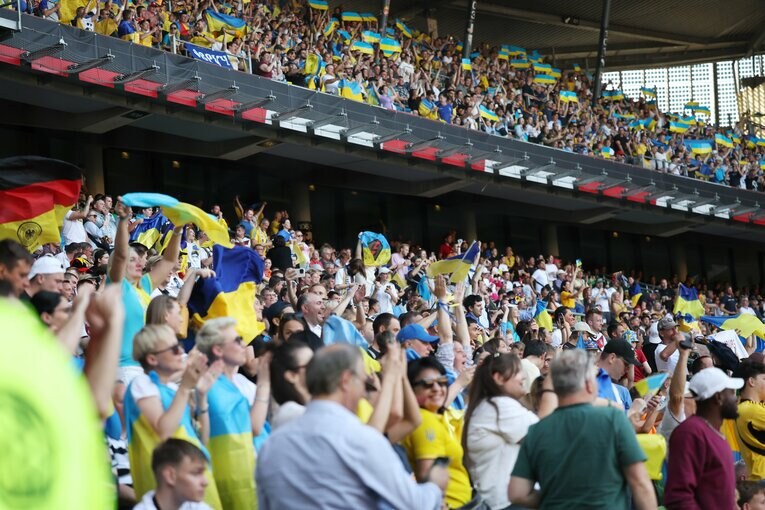 得点を決め、沸き立つウクライナサポーターたち　©dpa/JIJI PRESS