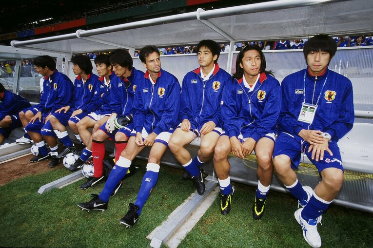 1998年フランスW杯で、落選後もチームに残ることを選んだ当時18歳の市川大祐（右端）。ベンチでジャマイカ戦の戦況を見つめる　©JFA/AFLO