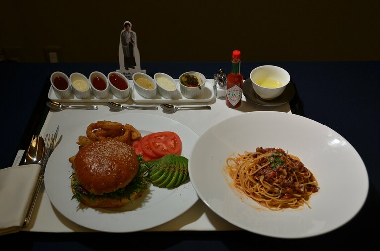 佐々木が頼んだスパゲティとハンバーガー　©日本将棋連盟