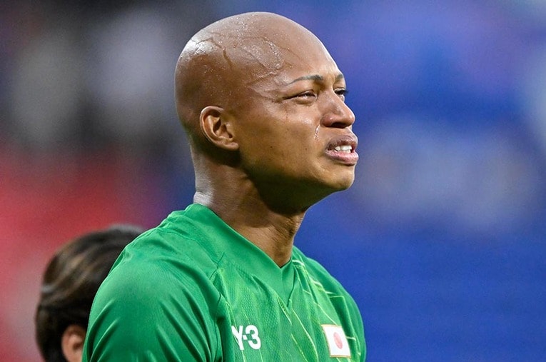 パリ五輪スペイン戦後、号泣する小久保玲央ブライアン。結果的に金メダルを獲得した相手に敗れたチームを、トルシエがあらためて評価する ／ photograph by Takuya Nakachi/JMPA