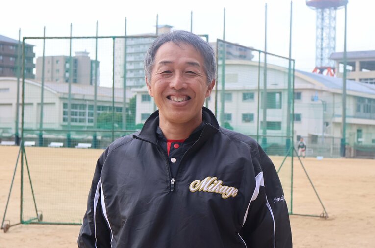 兵庫県立御影高校野球部で指揮を執る今泉友秀監督。インドネシアやブラジルでの野球指導という異色の経験がある ／ photograph by Fumi Sawai