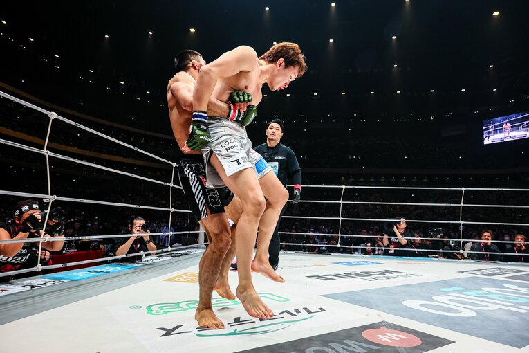 ラジャブアリ・シェイドゥラエフvs.朝倉未来。2025年12月31日、さいたまスーパーアリーナ　©RIZIN FF Susumu Nagao