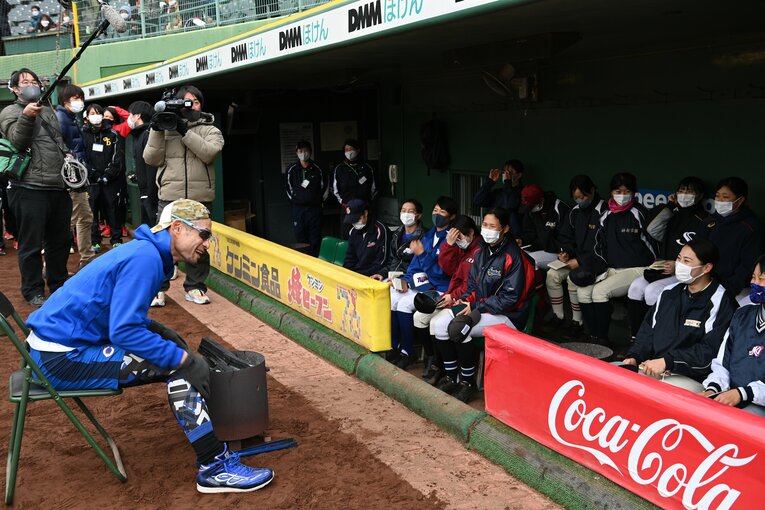 女子高校選抜の選手たちに笑顔で語りかけるイチローさん