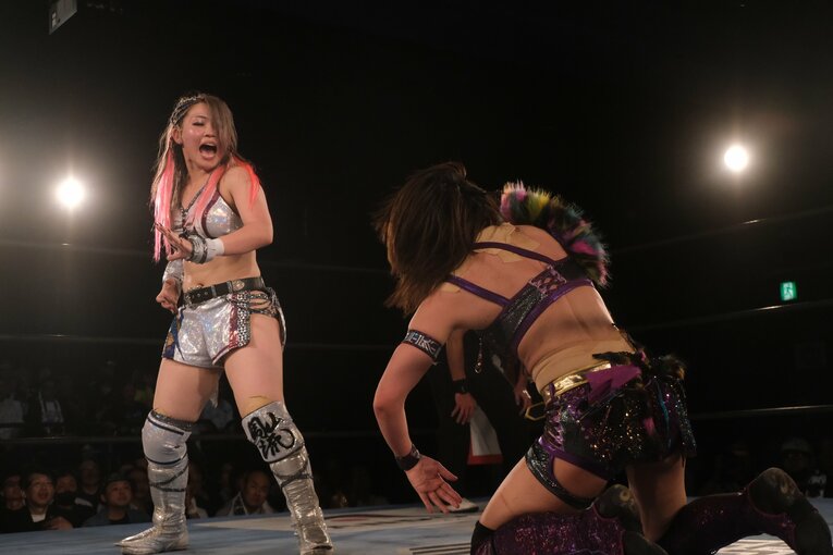 空手仕込みの蹴りが朱里の顔面を襲う（1枚目）