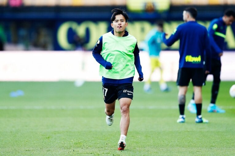 久保建英がエメリ戦術にハメられた？ “代表前の古巣ビジャレアル戦”撮影カメラマンが見た苦闘の要因〈少年ファンはユニをおねだり〉(6)