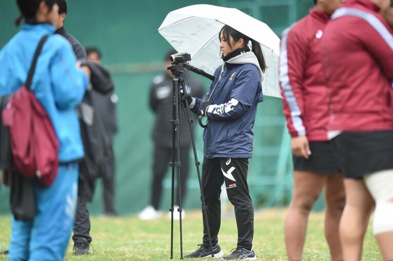 プレーしないとはいえ、学生アナリストの大谷翼は雨の日も風の日も、選手たちとともにグラウンドに立つ ／ photograph by WASEDA UNIVERSITY RUGBY FOOTBALL CLUB
