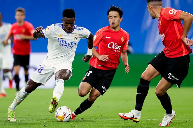 2021年9月のマドリーvsマジョルカでのビニシウスと久保　©Getty Images