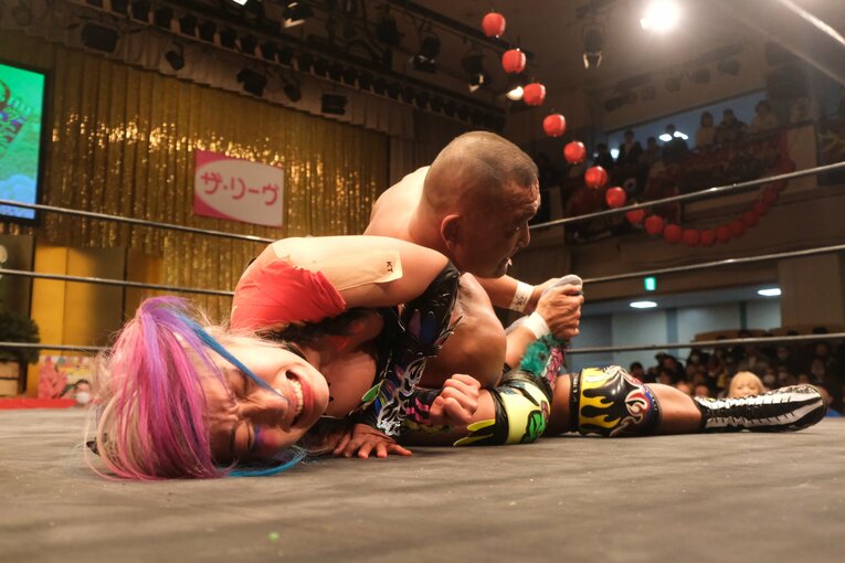 「スターダムをクビになって…」人気女子プロレスラーが初告白　ウナギ・サヤカ“超満員の自主興行”に密着して感じた「不思議な風格」(26)