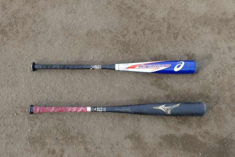 レガシー（下）に比べるとデザインが派手なレガゼロは、「いいバットだな～」と相手からヤジられることがある（筆者調べ）