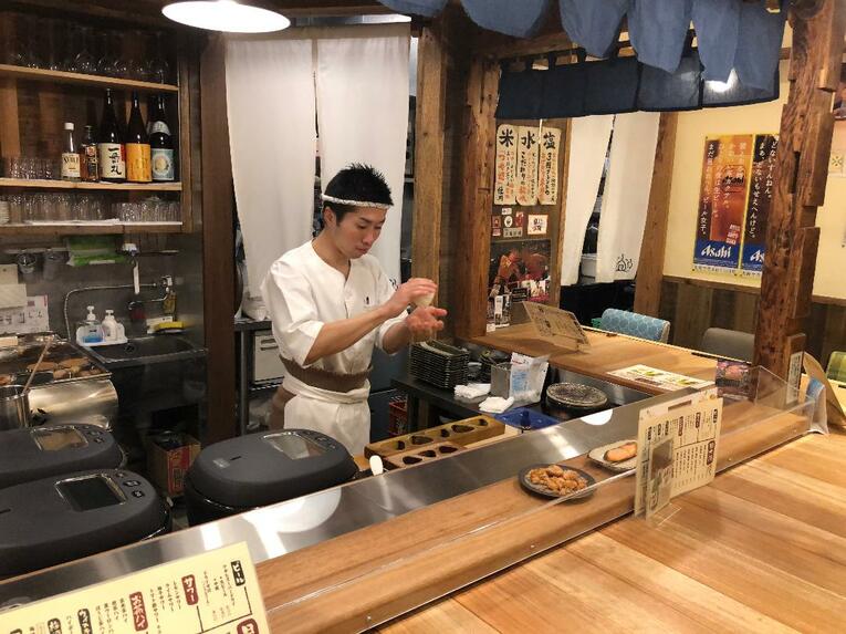 おにぎりを握る山中　(C)Ryuya Yamanaka