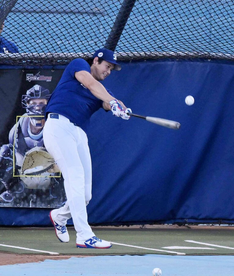 【“テレビに映らない”大谷写真】大谷が打撃練習で持っていたバットは、一瞬金属バットにも見えるような銀色の塗装がされていた…写真はまだまだ続きます　©JIJI PRESS