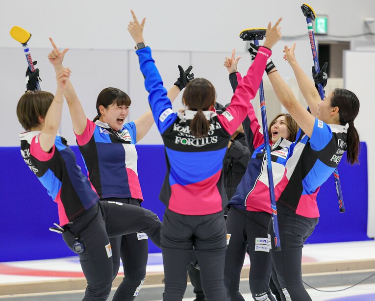 ミラノ・コルティナ冬季五輪最終予選代表に決まり、喜ぶフォルティウスの選手たち【スワイプするとそのほかの写真もご覧になれます】　©JIJI PRESS