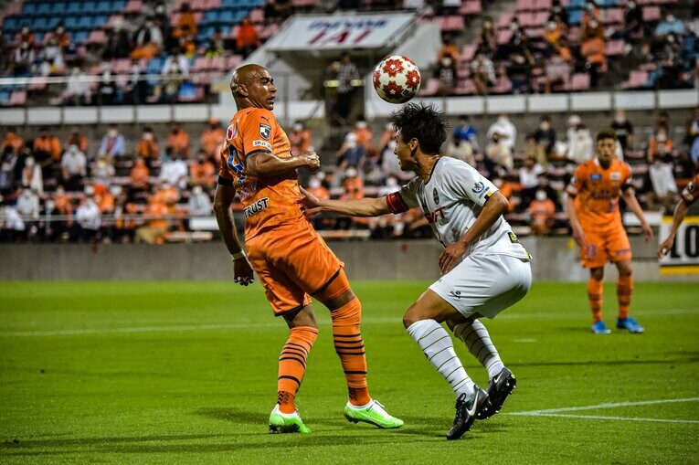 清水のFWチアゴ・サンタナと競り合うキャプテンのDF田中憧