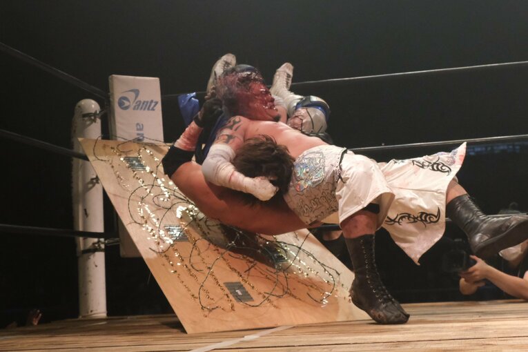 カリスマ葛西純「世の中は無駄な血を一滴も流すな」 頬を串刺し、人間ダーツ…それでもデスマッチが“ただの残虐ショー”ではない理由(64)