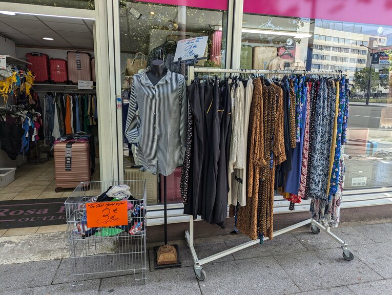 地元の古着屋では安い衣類も販売していた　©Yu Saito