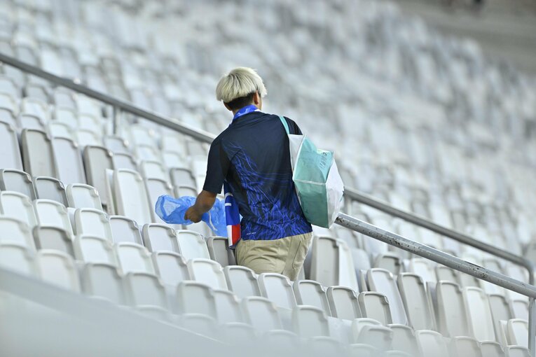 ゴミ拾いする日本サポーター　©Takuya Nakachi/JMPA