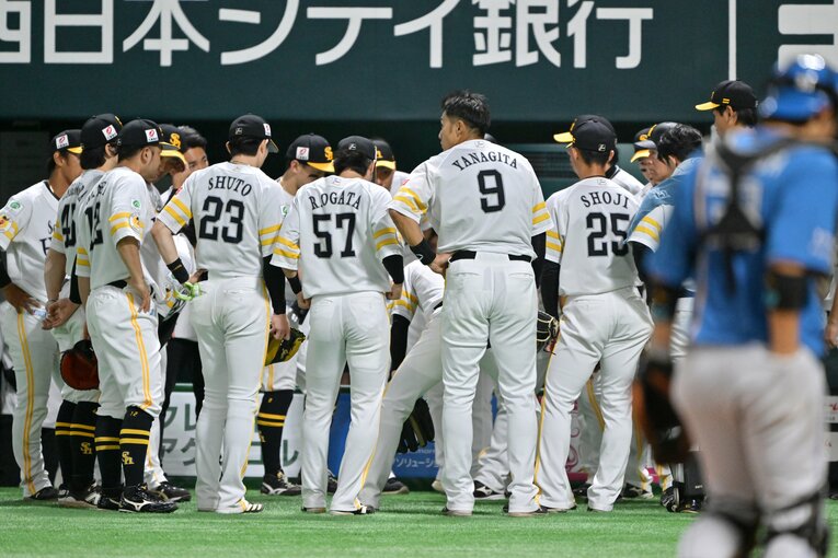 ［第6戦］円陣を組むホークスナイン　©Hideki Sugiyama