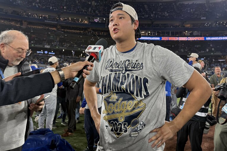 【“テレビに映らない”WS写真】連覇直後、インタビューに応じる大谷…写真はまだまだ続きます　©Naoyuki Yanagihara