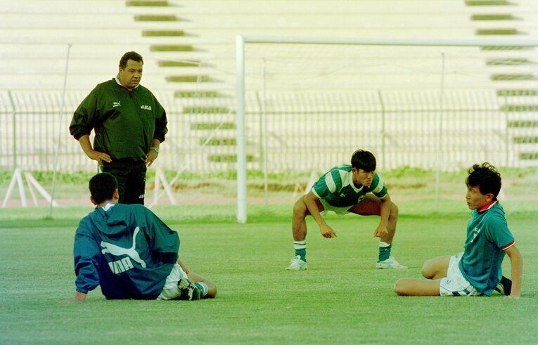 1993年10月のアメリカW杯最終予選（ドーハ）。オフト監督と森保はこの7年前に、長崎日大高のグラウンドで出会っていた　©JIJI PRESS