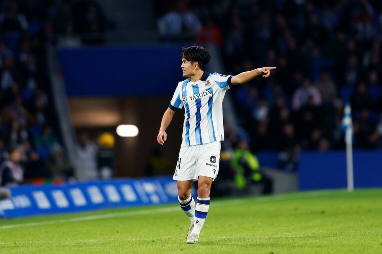 メンバーチェンジによる戦術変更の確認を取る久保　©Daisuke Nakashima