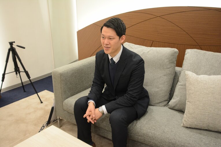 西武のグルメ担当、豊田俊太さん　©Carlos Yabuki