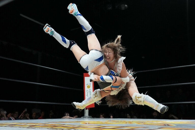 リストを取ってのドライバーを放つ桜井麻衣　©Essei Hara