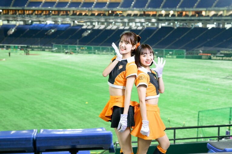 巨人の公式マスコットガール「VENUS」で活躍中の大倉かりんさんと高坂咲舞さん　©Miki Fukano