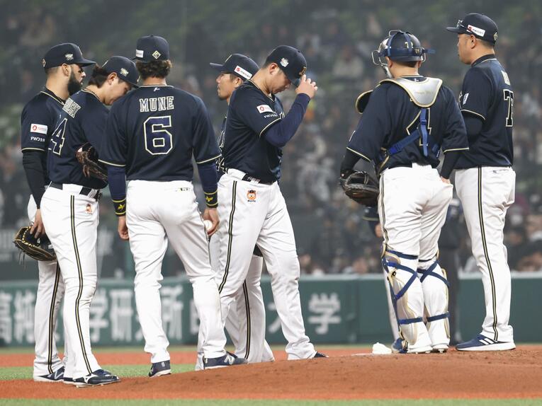 ４月３日の西武戦、６回途中で降板する山下　©︎KYODO