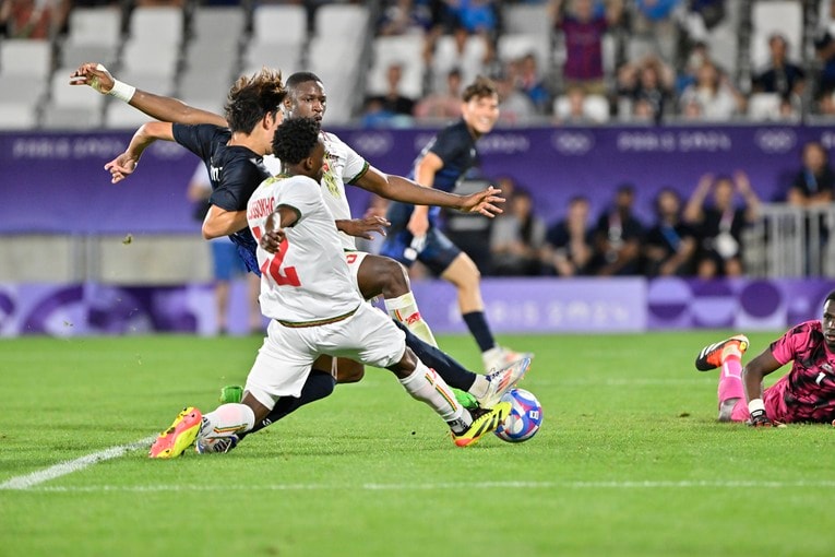 細谷真大のドリブル突破から生まれた山本理仁の決勝ゴール（1枚目／全8枚）©Takuya Nakachi/JMPA