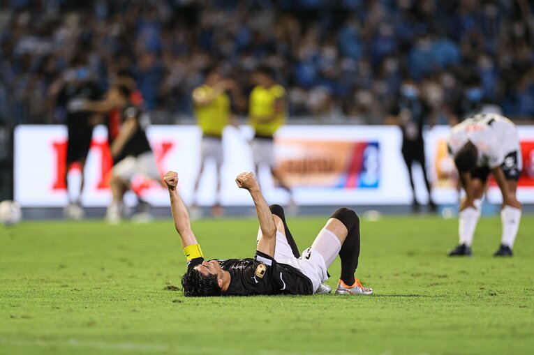 8月7日の横浜F・マリノス戦。ジェジエウの決勝点が決まった直後、ピッチに倒れ込んで拳を突き上げる　©AFLO SPORT