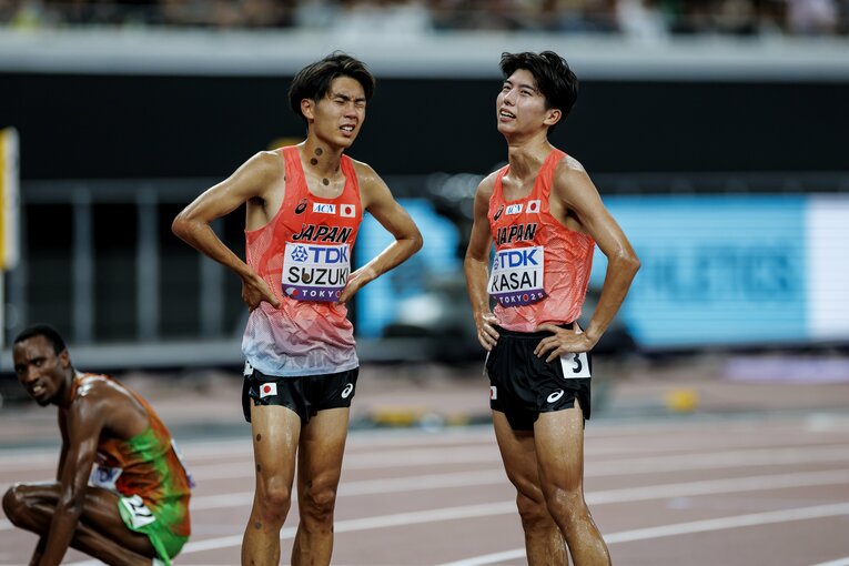 レース後に悔しそうな表情を浮かべる葛西と鈴木　©Kiichi Matsumoto