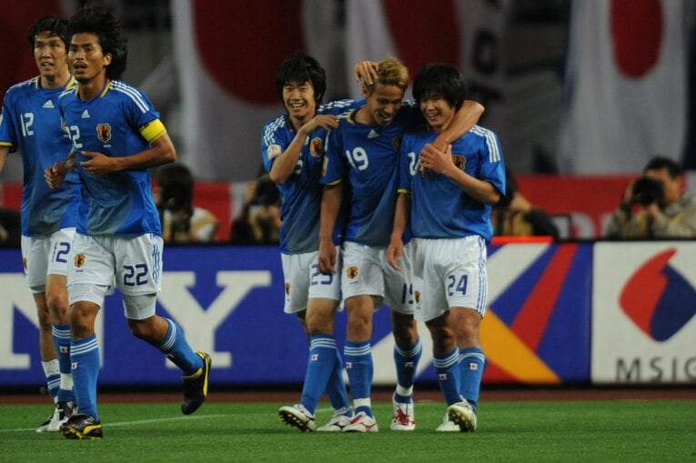 2009年5月27日、キリンカップ・チリ戦で日本代表デビューを果たした山田直輝（右）。本田圭佑の代表初ゴールをアシストした　©︎Naoya Sanuki