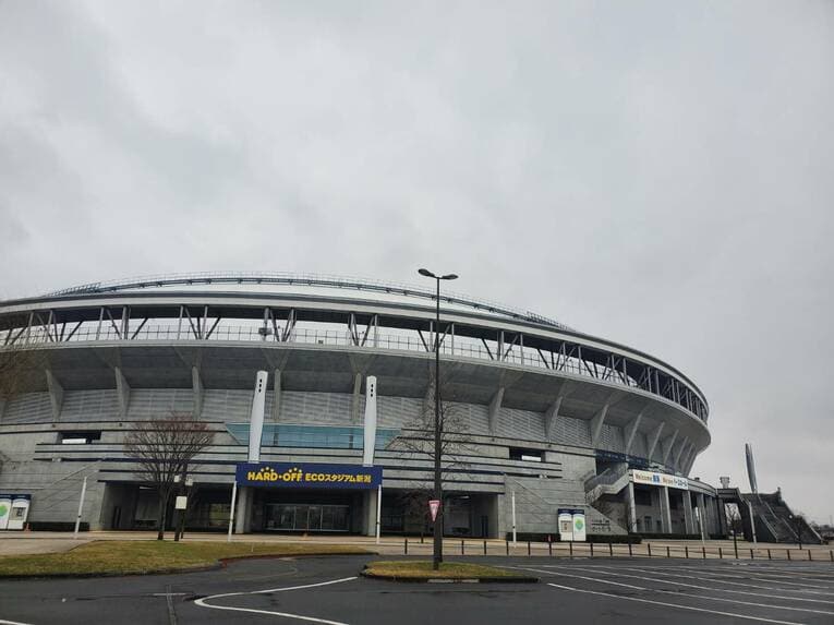 オイシックス新潟アルビレックスは2月1日に本拠地のハードオフエコスタジアム新潟で始動した。午後には小雪が舞った　©Shunsaku Sakai