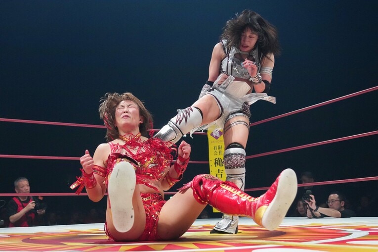 朱里の蹴りに耐えるSareee　©Essei Hara