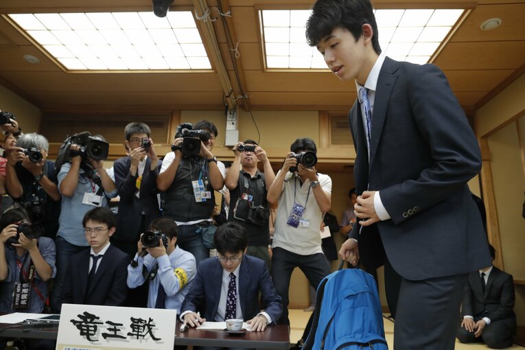 スカイブルーのデイパックを持って入室する藤井　©Tadashi Shirasawa