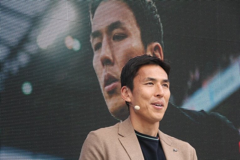 トークショーでは現役時代の写真の前で大いに語った　©NumberWeb