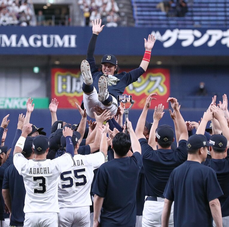 引退セレモニーで胴上げされる小田　©︎SANKEI SHIMBUN