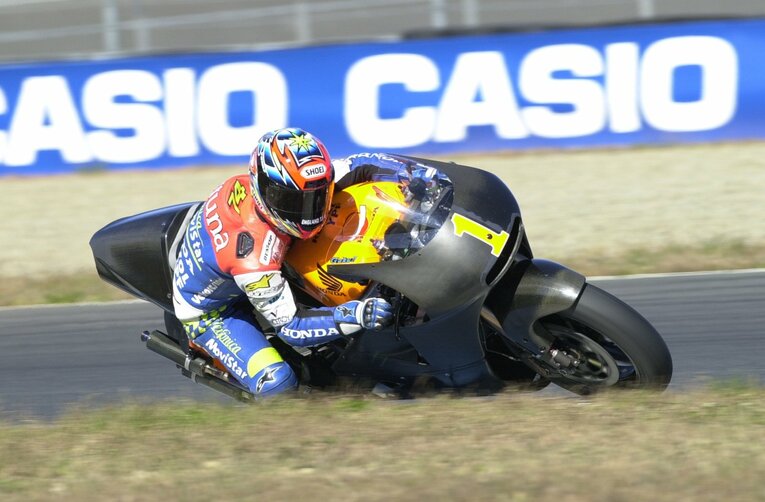 250ccクラスでチャンピオンを獲得した2001年のシーズン後、500ccマシンのテストに臨む加藤大治郎　©Satoshi Endo