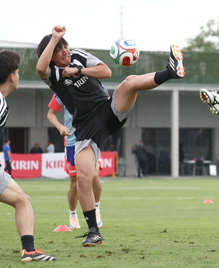 2026年のW杯直前合宿で練習に参加する中村俊輔コーチ　©JIJI PRESS