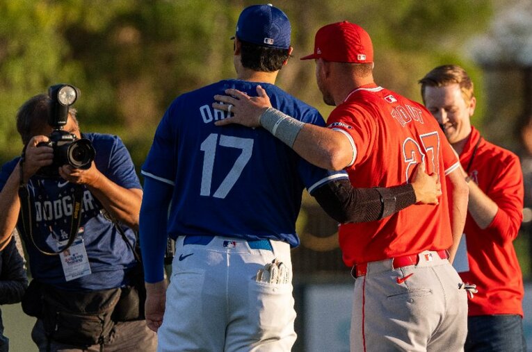 3月5日、オープン戦で久々の再会を果たした大谷翔平とマイク・トラウト　©JIJI PRESS