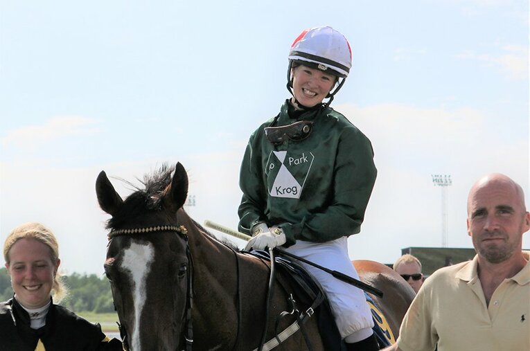 勝負の第5レースで総合優勝を決め、藤田菜七子騎手から白い歯がこぼれた。 ／ photograph by Satoshi Hiramatsu