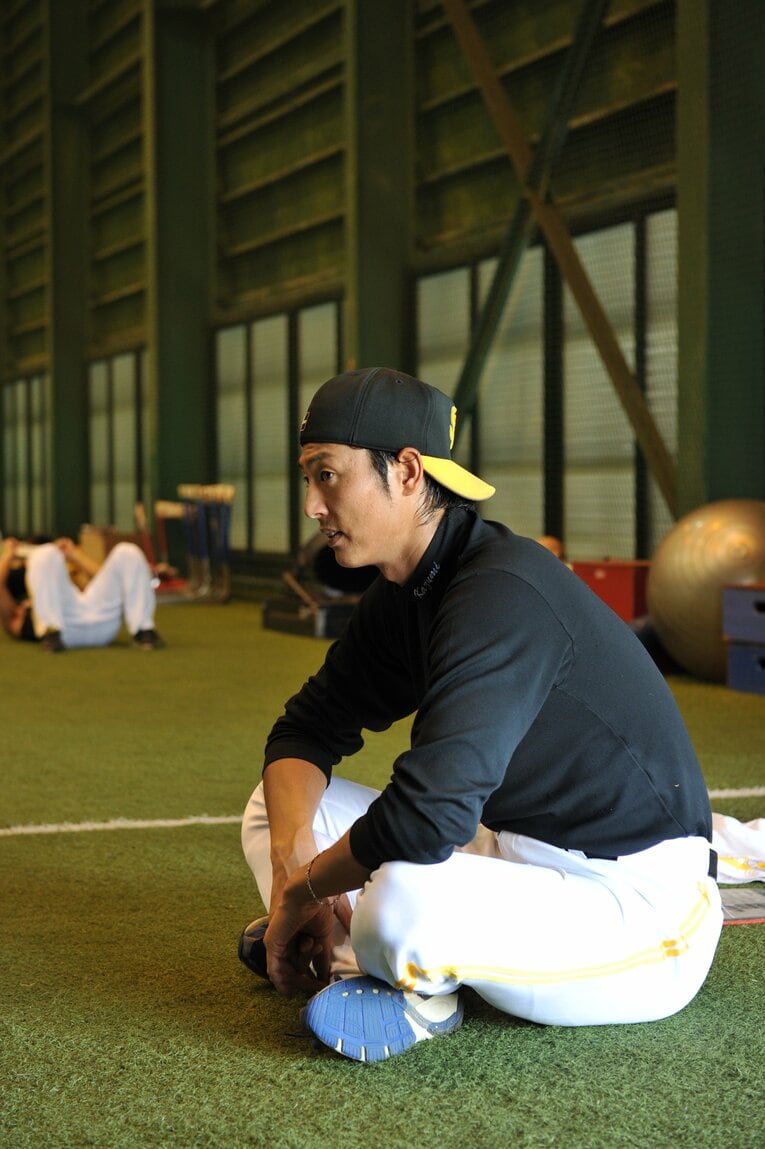 リハビリコーチ時代（2011年）の斉藤和巳　©BUNGEISHUNJU
