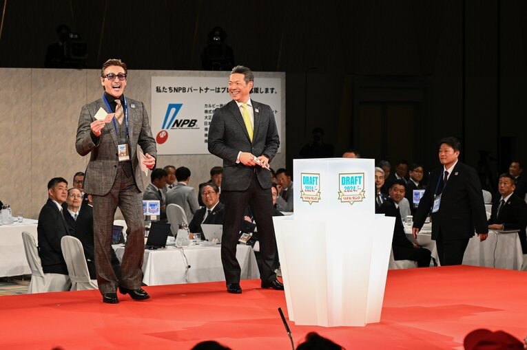 柴田獅子のクジを引いた新庄監督の喜びようにつられて笑ってしまった？ 小久保監督　©Nanae Suzuki