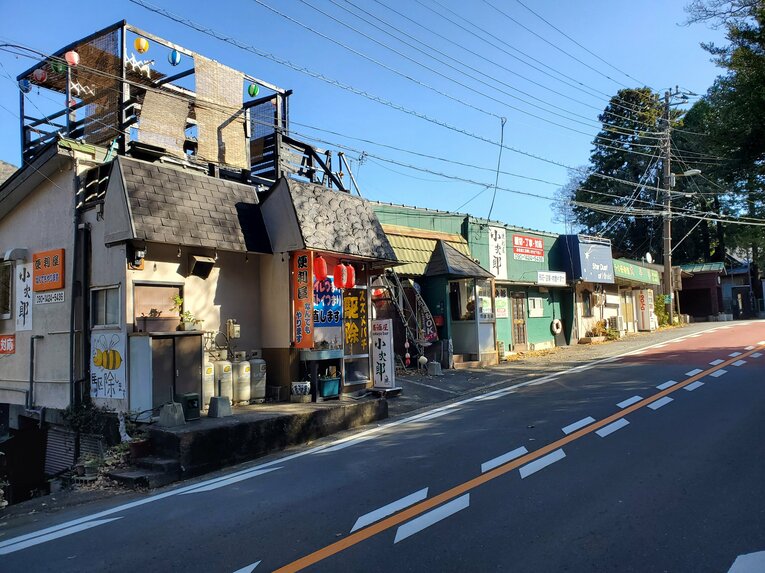 大平台駅近くの坂道　©Number Web
