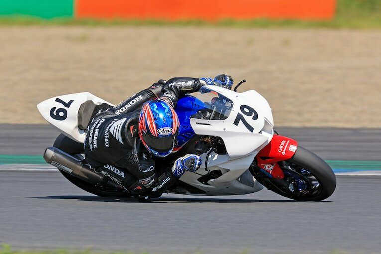 7月のオフの間帰国した小椋は、市販車のCBR1000RR-Rでもてぎを走ってトレーニングした　©Satoshi Endo