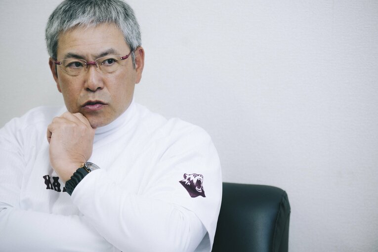 インタビューに応じる小宮山監督　©Asami Enomoto